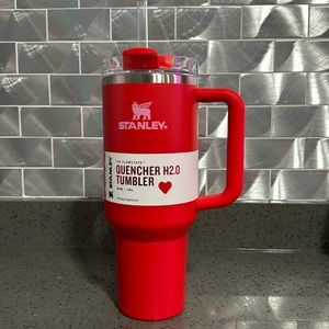 Stanley 40 oz quencher H2.0 Tumbler Red target edition